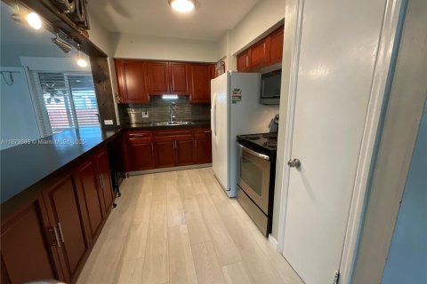 House in North Miami, Florida 3 bedrooms, 111.48 sq.m. № 1921259 - photo 12