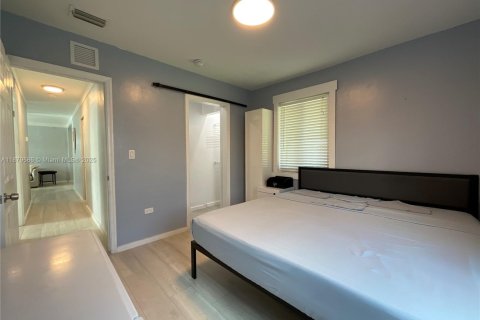 House in North Miami, Florida 3 bedrooms, 111.48 sq.m. № 1921259 - photo 8