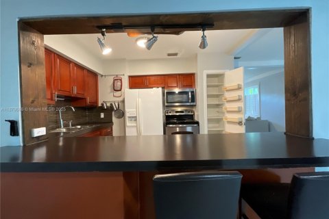 House in North Miami, Florida 3 bedrooms, 111.48 sq.m. № 1921259 - photo 14