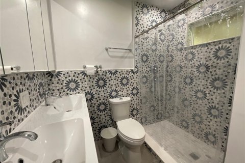 House in North Miami, Florida 3 bedrooms, 111.48 sq.m. № 1921259 - photo 9