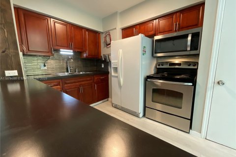 House in North Miami, Florida 3 bedrooms, 111.48 sq.m. № 1921259 - photo 13