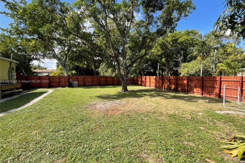 House in North Miami, Florida 3 bedrooms, 111.48 sq.m. № 1921259 - photo 20