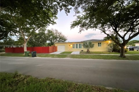 House in North Miami, Florida 3 bedrooms, 111.48 sq.m. № 1921259 - photo 1