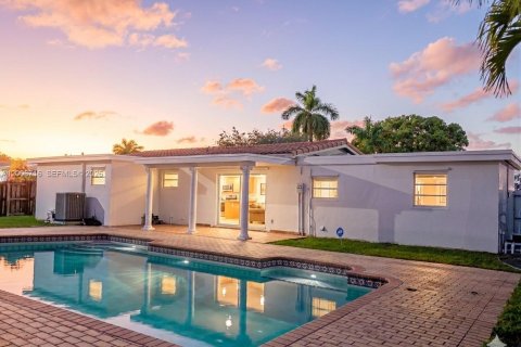 Casa en venta en Hialeah, Florida, 3 dormitorios, 159.7 m2 № 2071673 - foto 2