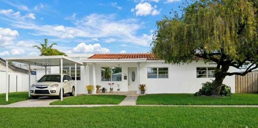 Casa en Hialeah, Florida 3 dormitorios, 159.7 m2 № 2071673