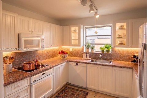 Casa en venta en Hialeah, Florida, 3 dormitorios, 159.7 m2 № 2071673 - foto 5