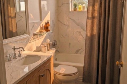 Casa en venta en Hialeah, Florida, 3 dormitorios, 159.7 m2 № 2071673 - foto 10