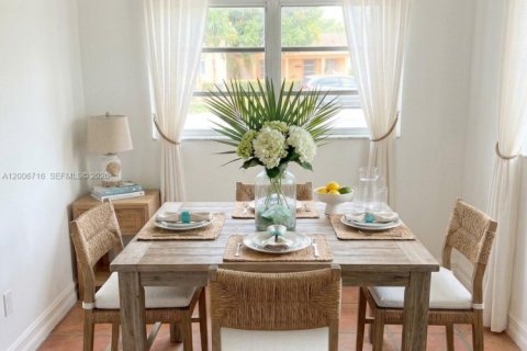 Casa en venta en Hialeah, Florida, 3 dormitorios, 159.7 m2 № 2071673 - foto 4