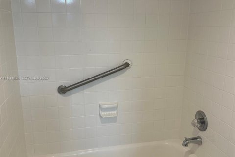 Снять в аренду квартиру в Пемброк-Пайнс, Флорида 1 спальня, 68.75м2, № 1999054 - фото 12