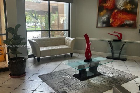 Снять в аренду квартиру в Пемброк-Пайнс, Флорида 1 спальня, 68.75м2, № 1999054 - фото 3