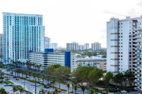 Condo in Hallandale Beach, Florida, 2 bedrooms  № 2052990 - photo 21
