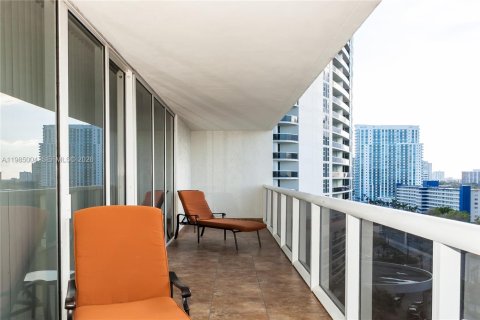 Condo in Hallandale Beach, Florida, 2 bedrooms  № 2052990 - photo 19