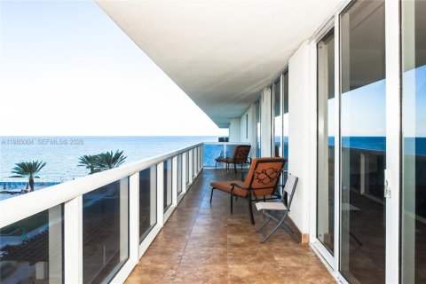 Condo in Hallandale Beach, Florida, 2 bedrooms  № 2052990 - photo 18