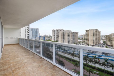 Condo in Hallandale Beach, Florida, 2 bedrooms  № 2052990 - photo 16