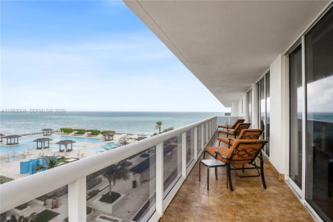 Condo in Hallandale Beach, Florida, 2 bedrooms  № 2052990 - photo 22