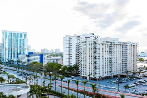 Condo in Hallandale Beach, Florida, 2 bedrooms  № 2052990 - photo 20