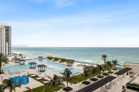 Condo in Hallandale Beach, Florida, 2 bedrooms  № 2052990 - photo 17