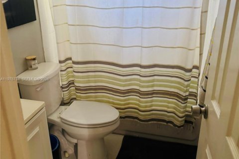 Immobilier commercial à vendre à Oakland Park, Floride: 305.37 m2 № 2043360 - photo 13