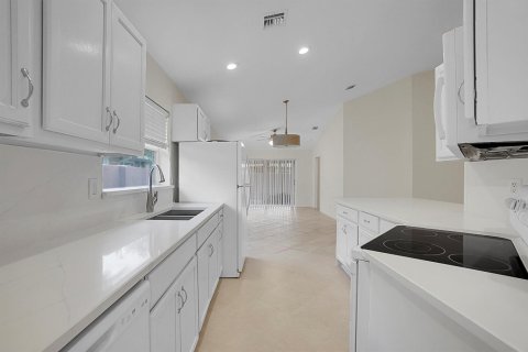 Apartment in Delray Beach, Florida 2 bedrooms, 129.51 sq.m. № 2392660 - photo 12