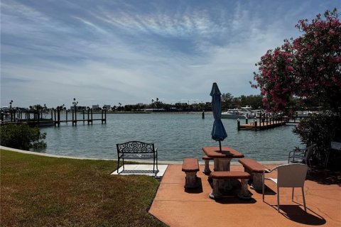Condo in Treasure Island, Florida, 1 bedroom № 2148692 - photo 6