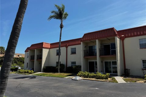 Condo in Treasure Island, Florida, 1 bedroom № 2148692 - photo 2