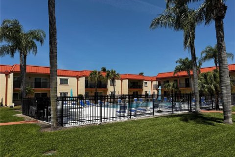 Condo in Treasure Island, Florida, 1 bedroom № 2148692 - photo 4