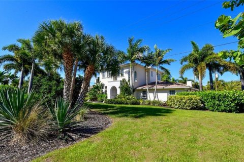 House in Sarasota, Florida 4 bedrooms, 298.31 sq.m. № 213326 - photo 1