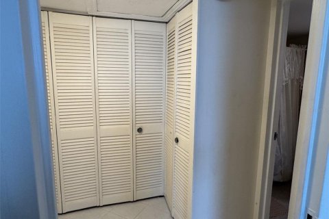 Condo in Sarasota, Florida, 1 bedroom № 2422835 - photo 18