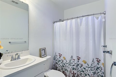 Villa ou maison à vendre à Kissimmee, Floride: 6 chambres, 278.99 m2 № 2192130 - photo 16