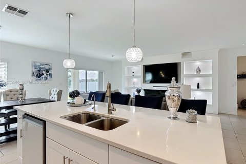Villa ou maison à vendre à Kissimmee, Floride: 6 chambres, 278.99 m2 № 2192130 - photo 9