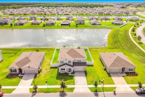 Villa ou maison à vendre à Kissimmee, Floride: 6 chambres, 278.99 m2 № 2192130 - photo 4