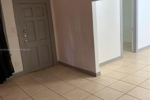 Casa en alquiler en Miami, Florida, 3 dormitorios, 97.73 m2 № 1968270 - foto 5