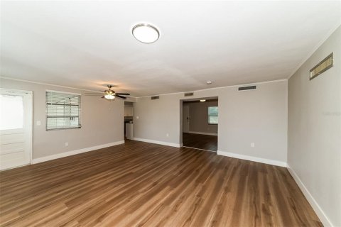 House in Englewood, Florida 4 bedrooms, 136.85 sq.m. № 1290171 - photo 8