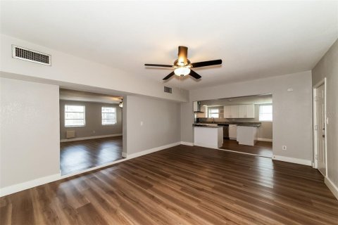 House in Englewood, Florida 4 bedrooms, 136.85 sq.m. № 1290171 - photo 4