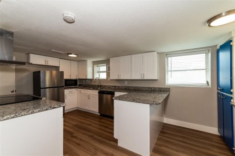 House in Englewood, Florida 4 bedrooms, 136.85 sq.m. № 1290171 - photo 7