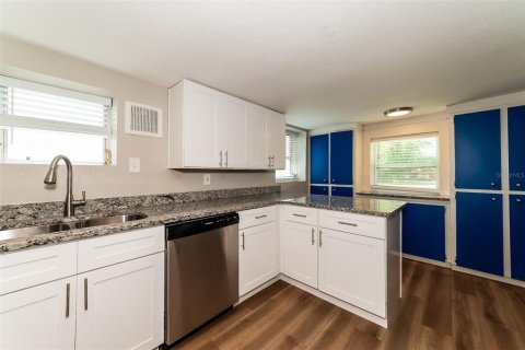 House in Englewood, Florida 4 bedrooms, 136.85 sq.m. № 1290171 - photo 5