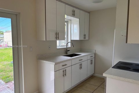 Casa en alquiler en Miami, Florida, 3 dormitorios, 98.1 m2 № 2011520 - foto 5