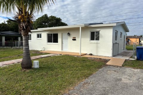 Casa en alquiler en Miami, Florida, 3 dormitorios, 98.1 m2 № 2011520 - foto 2