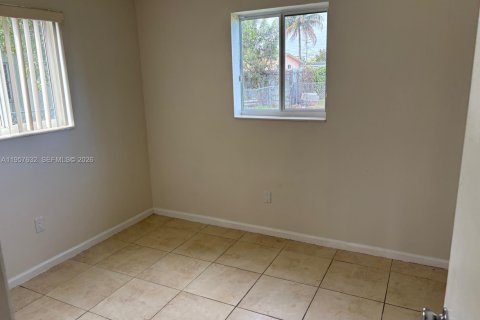 Casa en alquiler en Miami, Florida, 3 dormitorios, 98.1 m2 № 2011520 - foto 9