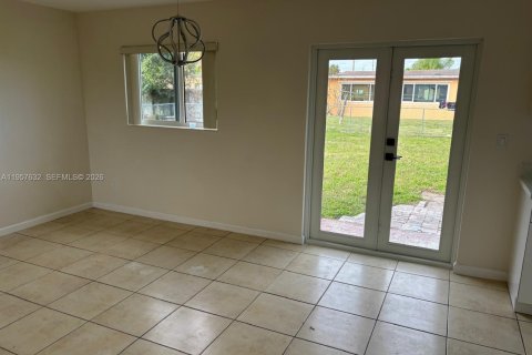 Casa en alquiler en Miami, Florida, 3 dormitorios, 98.1 m2 № 2011520 - foto 3