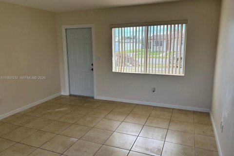 Casa en alquiler en Miami, Florida, 3 dormitorios, 98.1 m2 № 2011520 - foto 4