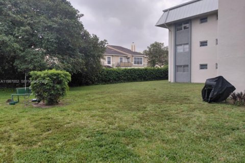 Condo in Coral Springs, Florida, 2 bedrooms  № 2059199 - photo 14