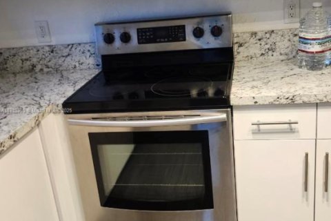 Купить кондоминиум в Лодерхилл, Флорида 2 спальни, 90.58м2, № 1943161 - фото 2