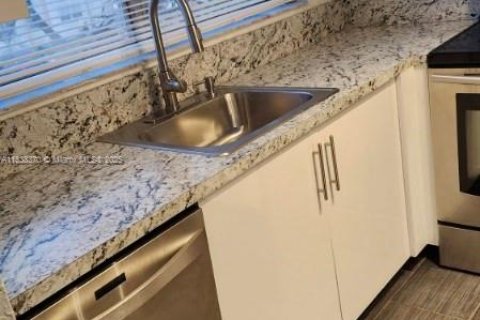 Кондоминиум с 2 спальнями в Лодерхилл, Флорида № 1943161