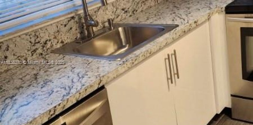 Кондоминиум с 2 спальнями в Лодерхилл, Флорида № 1943161