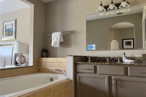 Condo in Four Corners, Florida, 3 bedrooms № 2218251 - photo 9
