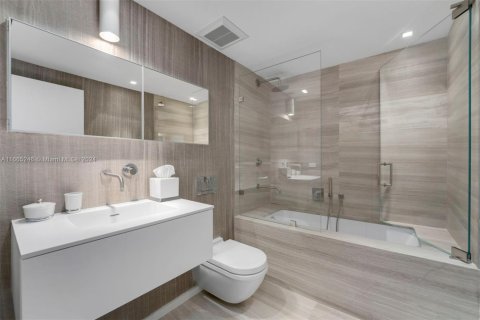 Condominio en venta en Miami Beach, Florida, 6 dormitorios, 596.62 m2 № 1980254 - foto 23
