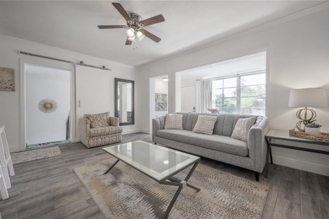 Casa en alquiler en Tampa, Florida, 3 dormitorios, 122.35 m2 № 2097543 - foto 6