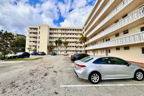 Condominio en venta en Aventura, Florida, 1 dormitorio, 71.35 m2 № 1738148 - foto 16