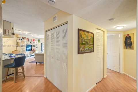 Condominio en venta en Miami, Florida, 3 dormitorios, 113.34 m2 № 2253393 - foto 16